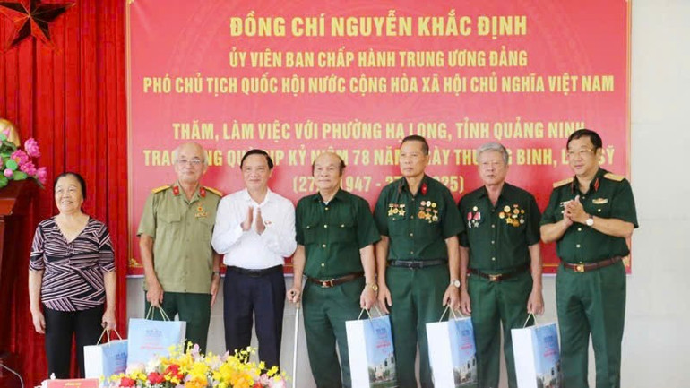 Phó Chủ tịch Quốc hội Nguyễn Khắc Định tặng quà cho người có công phường Hạ Long. tang-qua-3.jpg