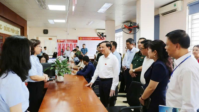 Phó Chủ tịch Quốc hội Nguyễn Khắc Định kiểm tra hoạt động Trung tâm phục vụ hành chính công phường Hạ Long. tang-qua-4.jpg