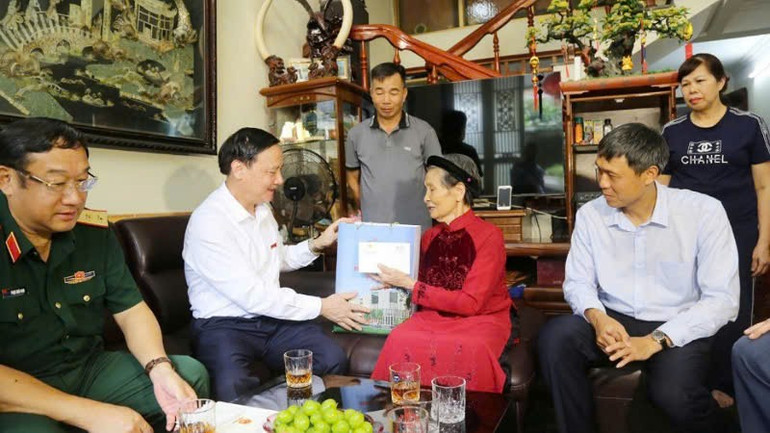 Phó Chủ tịch Quốc hội Nguyễn Khắc Định tặng quà, động viên vợ liệt sĩ Nguyễn Thị Điểm (phường Hà Lầm). tang-qua-2.jpg
