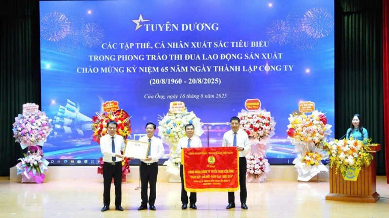 Công ty Tuyển than Cửa Ông nhận bằng khen của TKV và bức trướng của Công đoàn Than- Khoáng sản Việt Nam. co-4.jpg