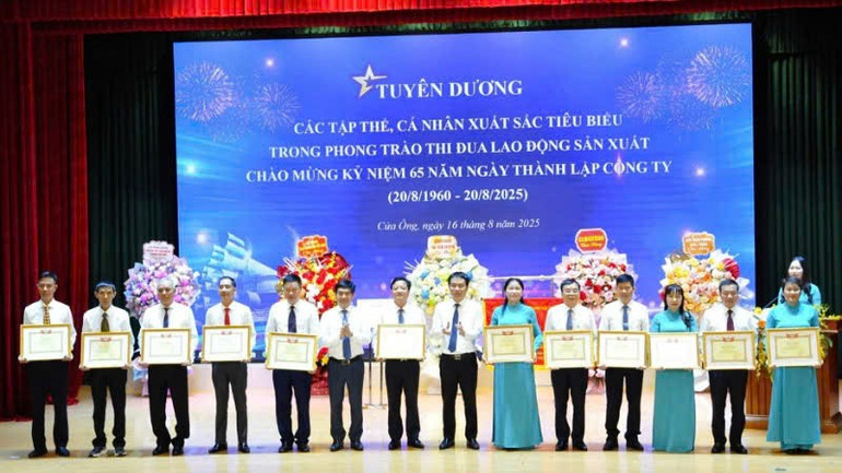 Lãnh đạo TKV khen thưởng các tập thể, cá nhân có thành tích xuất sắc trong đợt phát động thi đua chào mừng kỷ niệm 65 năm thành lập Công ty. co-3.jpg