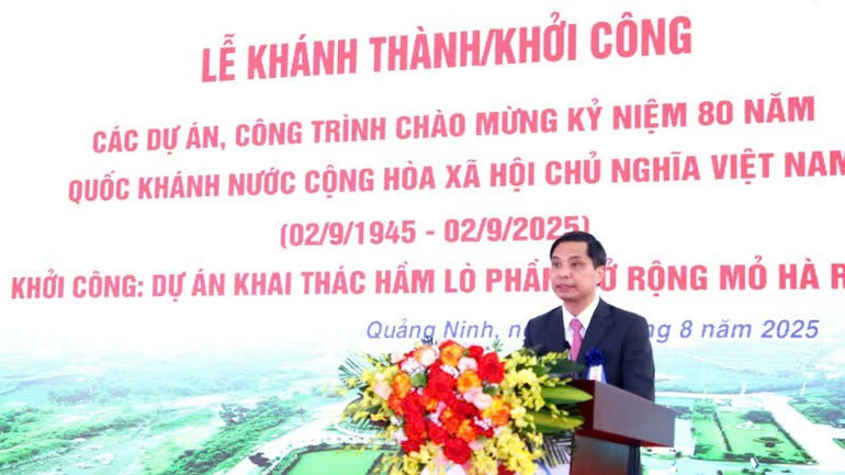 Phó Chủ tịch Ủy ban nhân dân tỉnh Vũ Văn Diện phát biểu và phát lệnh khởi công dự án khai thác hầm lò phần mở rộng Hà Ráng. kc-11.jpg