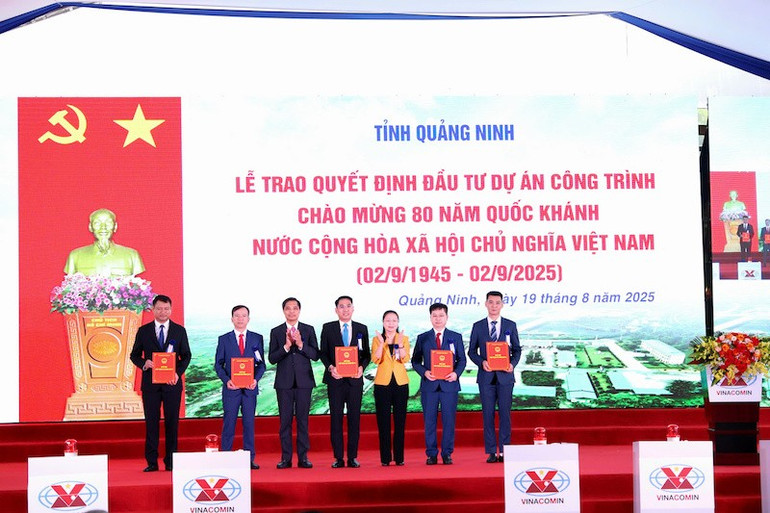 Ủy ban nhân dân tỉnh Quảng Ninh trao Quyết định đầu tư các dự án cho các đơn vị. kc-8.jpg