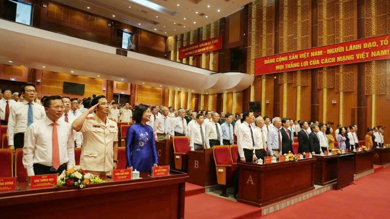 Các đại biểu thực hiện nghi lễ chào cờ tại Lễ kỷ niệm 80 năm Cách mạng Tháng Tám và Quốc khánh 2/9. kn-2.jpg