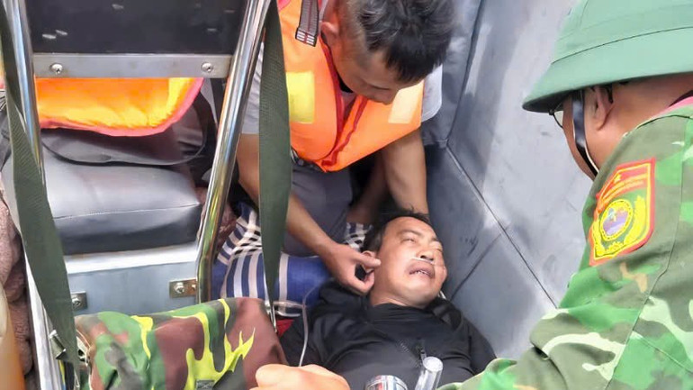 Bộ đội Biên phòng Cô Tô và bác sĩ của Trung tâm y tế Đặc khu Cô Tô kiểm tra và sơ cứu ban đầu cho nạn nhân. bp-2.jpg