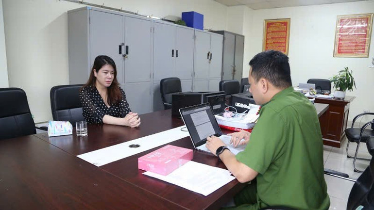 Cán bộ điều tra làm việc, lấy lời khai đối với Đinh Thiên Lý. dt-2.jpg