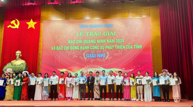 Các tác giả và nhóm tác giả đoạt giải Nhì Giải Báo chí tỉnh Quảng Ninh năm 2024. 3.jpg
