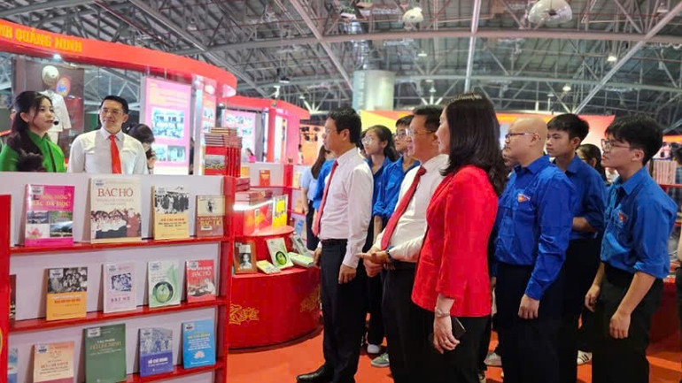Các đại biểu tham quan các gian trưng bày, giới thiệu sách, báo, tài liệu. tl-3.jpg