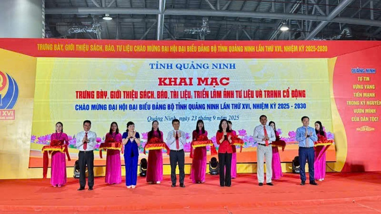 Các đại biểu cắt băng khai mạc Trưng bày, giới thiệu sách, báo, tài liệu, Triển lãm ảnh tư liệu và tranh cổ động chào mừng Đại hội đại biểu Đảng bộ tỉnh Quảng Ninh. tl-2.jpg