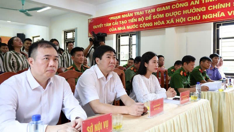 Các đại biểu dự Lễ đặc xá tại trại giam Công an tỉnh Quảng Ninh. dx-5.jpg