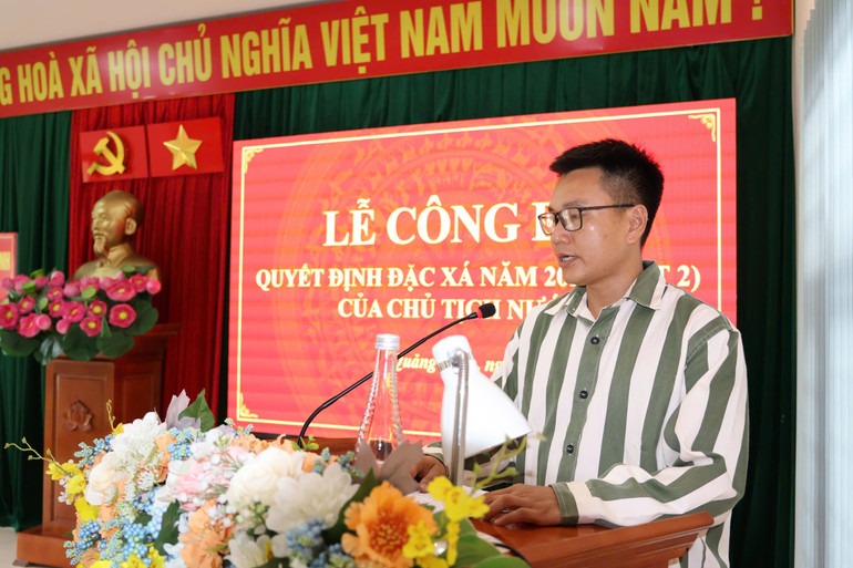 Anh Vũ Văn Khánh người được đặc xá phát biểu tại buổi lễ. dx-2.jpg