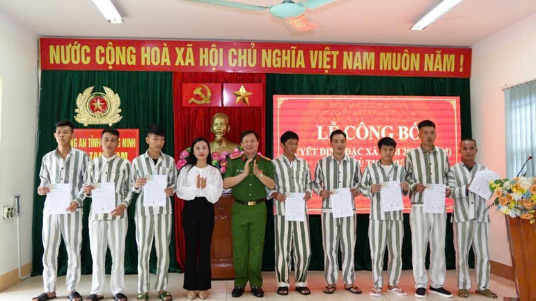 Lãnh đạo Công an tỉnh Quảng Ninh và các ngành chức năng trao Quyết định đặc xá cho các phạm nhân được đặc xá dịp 2/9. dx-6.jpg