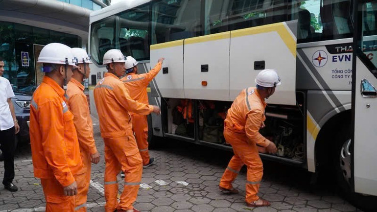 Đội xung kích chuẩn bị vật tư, thiết bị để lên trường hỗ trợ tỉnh Hà Tĩnh khắc phục lưới điện. dien-2.jpg