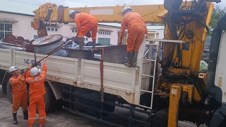 Đội xung kích chuẩn bị vật tư, thiết bị để lên trường hỗ trợ tỉnh Hà Tĩnh khắc phục lưới điện. dien-4.jpg
