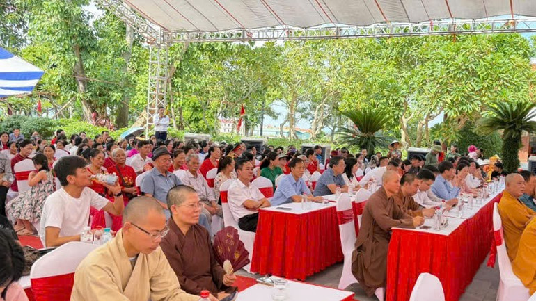 ພະສົງ, ແມ່ຕູ້, ພຸດທະສາສະນິກະຊົນ ແລະ ປະຊາຊົນ ຈໍານວນຫຼວງຫຼາຍ ໄດ້ເຂົ້າຮ່ວມພິທີເປີດປະ ເພນີ ວັດ ອານຊິນ ໃນປີ 2025. an-sinh-5.jpg