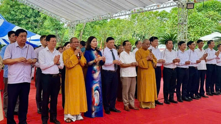 ບັນດາຜູ້ແທນໄດ້ຖະຫວາຍທູບທຽນໃນຄວາມຊົງຈຳຂອງກະສັດ ເຈີ່ນດ້າຍກວາງ. an-sinh-3.jpg