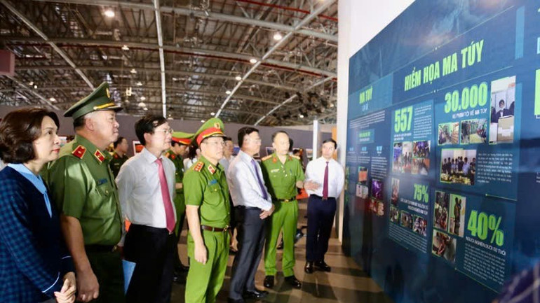 Các đại biểu tham quan triển lãm ảnh về công tác phòng, chống ma túy. mt-5.jpg