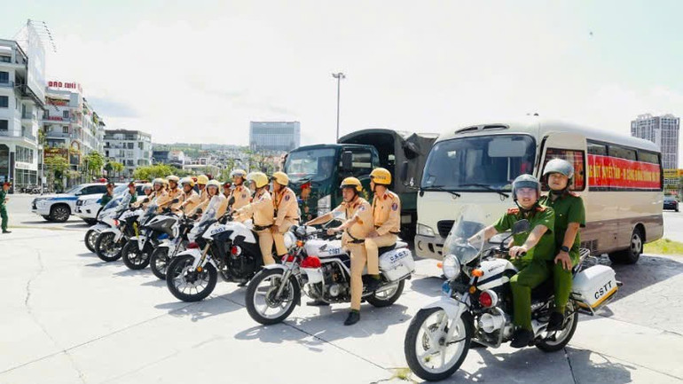 Các lực lượng tham gia tuần hành sau lễ mít-tinh. mt-6.jpg