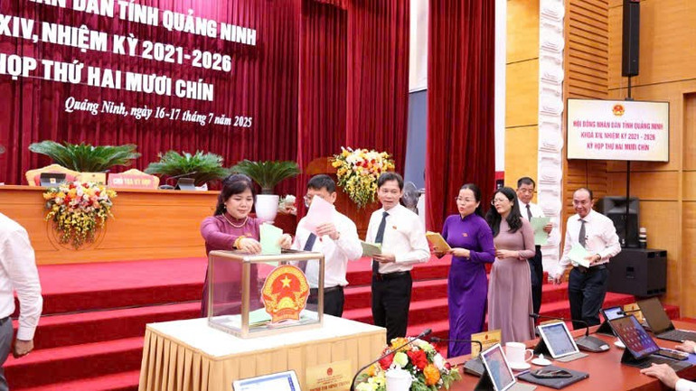 Các đại biểu bỏ phiếu bầu chức danh Phó Chủ tịch Ủy ban nhân dân tỉnh Quảng Ninh nhiệm kỳ 2021-2026. hd-4.jpg