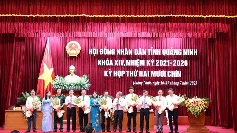 Thường trực Tỉnh ủy, Hội đồng nhân dân, Ủy ban nhân dân tỉnh tặng hoa chúc mừng các đồng chí được bầu đảm nhận vị trí công tác mới. Thường trực Tỉnh ủy, Hội đồng nhân dân, Ủy ban nhân dân tỉnh tặng hoa chúc mừng các đồng chí được bầu đảm nhận vị trí công tác mới.