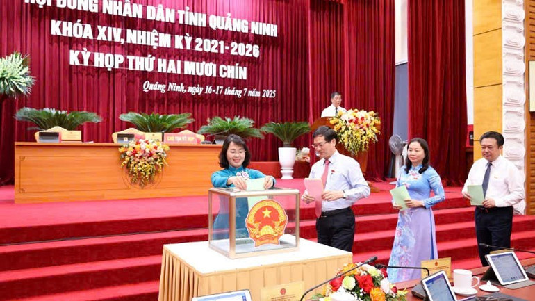 Các đại biểu Hội đồng nhân dân bỏ phiếu bầu cử chức danh Phó chủ tịch ủy ban nhân dân tỉnh Quảng Ninh nhiệm kỳ 2021-2016. hd-2.jpg