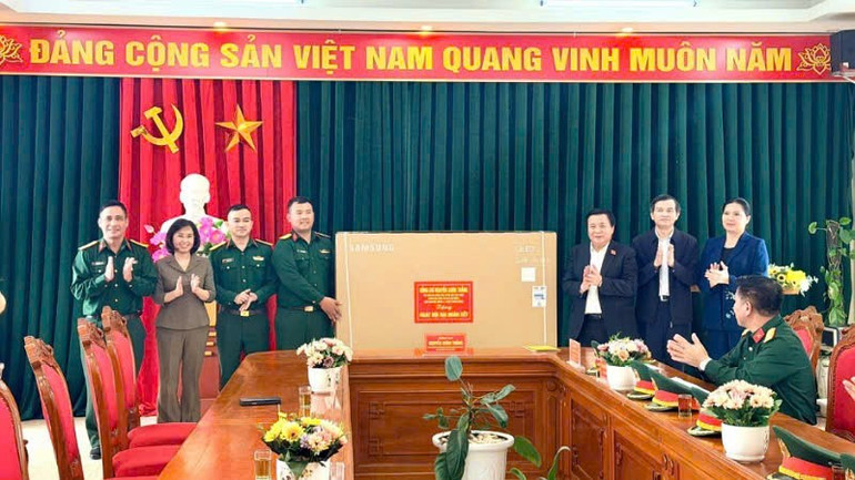 The delegation gave gifts to soldiers on Vinh Thuc island. thang-4.jpg