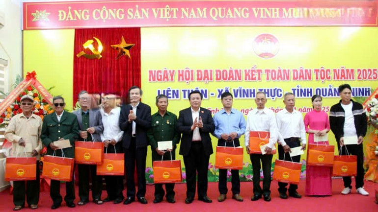 Comrade Nguyen Xuan Thang presented gifts to exemplary policy households in Vinh Thuc commune. thang-1.jpg