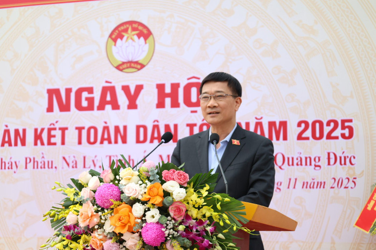 Заступник голови Національних зборів Ву Хонг Тхань виступає на фестивалі Великої єдності в комуні Куанг Дик, провінція Куанг Нінь. anh-thanh-11.jpg