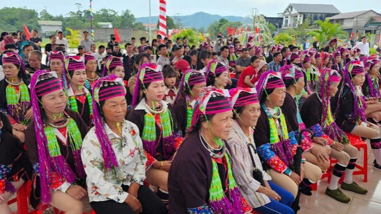 Мешканці комуни Куанг Дик відвідали Свято Великої Єдності в селі Хай Фау. anh-thanh-5.jpg