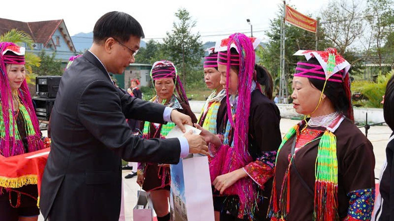 Заступник голови Національних зборів Ву Хонг Тхань вручає подарунки бідним сім'ям у комуні Куанг Дик. anh-thanh-9.jpg