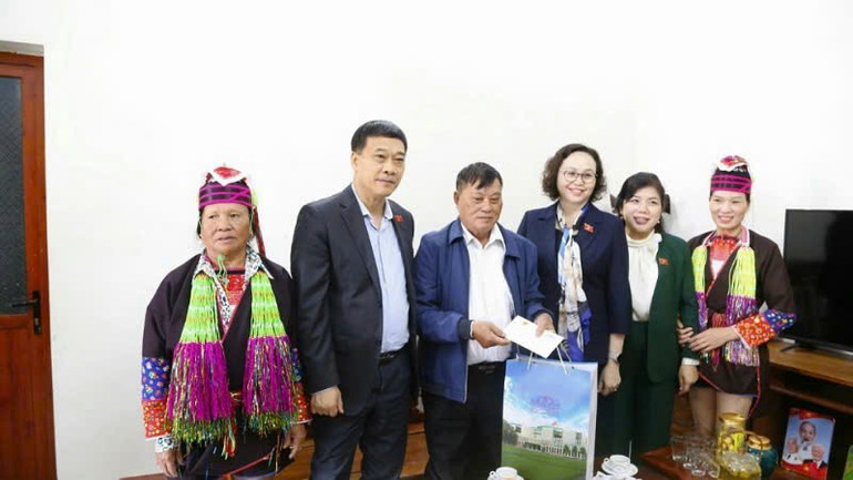 Заступник голови Національних зборів Ву Хонг Тхань та делегація вручили подарунки пану Фун Хоп Сеню, колишньому делегату Національних зборів 8-го скликання, у селі На Лі комуни Куанг Дик. anh-thanh-12.jpg