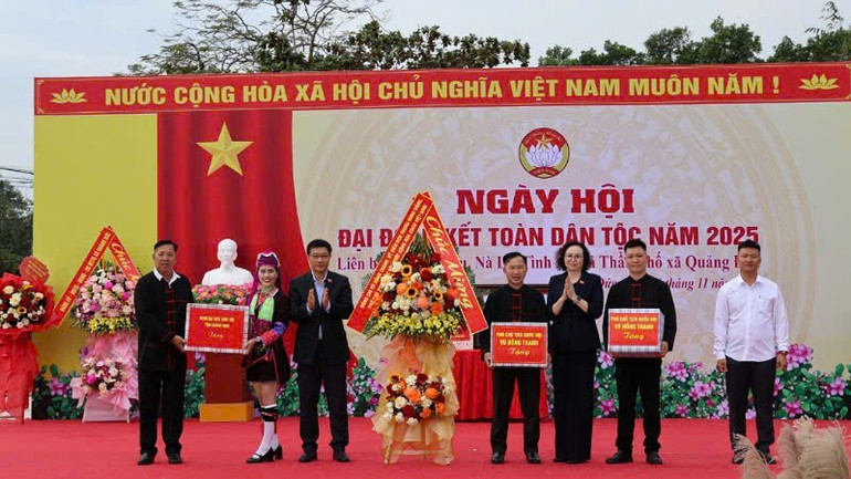 Заступник голови Національних зборів Ву Хонг Тхань вручив подарунки мешканцям сіл Кхай Пхау, На Лі, Тінь А та Ма Тхау Пхо комуни Куанг Дик, що знаходяться в міжзонній зоні. anh-thanh-8.jpg