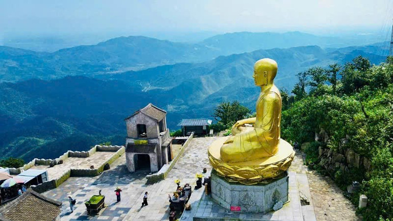 Tượng Phật Hoàng Trần Nhân Tông trên đỉnh núi Yên Tử. yen-tu-2.jpg