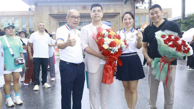Du khách thích thú chụp ảnh lưu niệm tại Cửa khẩu quốc tế Móng Cái, Quảng Ninh. mc-3.jpg