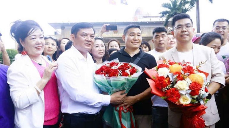 Lãnh đạo Phường Móng cái 1 tặng hoa chúc mừng Đoàn khách du lịch Trung Quốc nhập cảnh vào Việt Nam qua Cửa khẩu quốc tế Móng Cái. mc-2.jpg