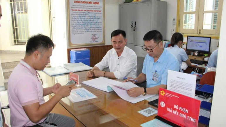 Bộ phận trả kết quả thủ tục hành chính cho nhân dân ở phường Quảng Yên. anh-quang-yen.jpg