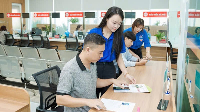 Đoàn viên thanh niên hỗ trợ vận hành mô hình chính quyền địa phương 2 cấp và cung cấp dịch vụ công trực tuyến tại cơ sở (Ảnh: QMG). anh-so.jpg
