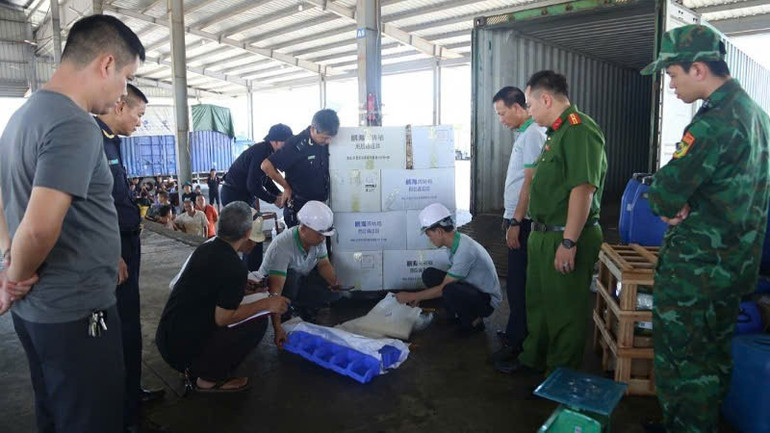Công an tỉnh Quảng Ninh phối hợp với lực lượng chức năng kiểm tra, đối chiếu hàng hóa chứa trong các xe container. ca-4.jpg