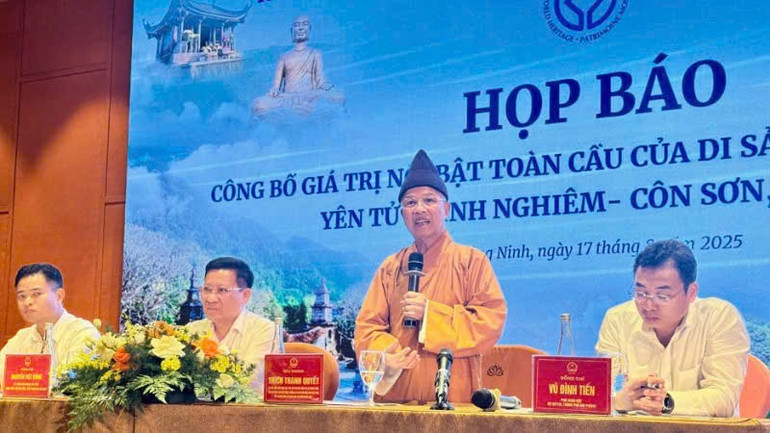 ព្រះតេជគុណ Thich Thanh Quyet អនុប្រធានក្រុមប្រឹក្សាប្រតិបត្តិនៃគណៈសង្ឃព្រះពុទ្ធសាសនាវៀតណាម ប្រធានគណៈកម្មាធិការប្រតិបត្តិនៃសមាគមព្រះពុទ្ធសាសនាវៀតណាមប្រចាំខេត្ត Quang Ninh បាននិយាយនៅក្នុងសន្និសីទកាសែត។ hop-bao-3.jpg