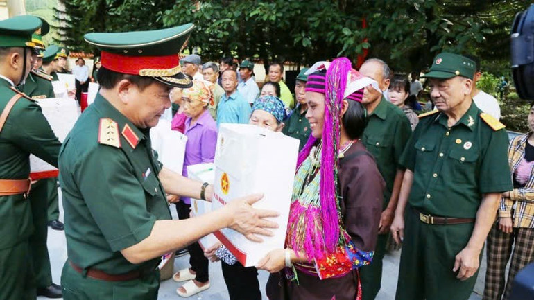Thượng tướng Hoàng Xuân Chiến, Thứ trưởng Bộ Quốc phòng, tặng quà cho các đối tượng chính sách, người có công với cách mạng trên địa bàn. bp-4.jpg