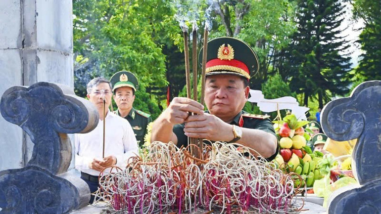 Thượng tướng Hoàng Xuân Chiến, Ủy viên Trung ương Đảng, Ủy viên Thường vụ Quân ủy Trung ương, Thứ trưởng Bộ Quốc phòng, dâng hương tưởng niệm các anh hùng liệt sĩ. bp-3.jpg
