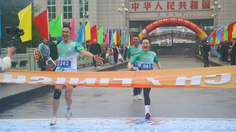 សេចក្តីរីករាយរបស់អត្តពលិកនៅពេលឆ្លងកាត់ខ្សែបញ្ចប់។ chay-2.jpg