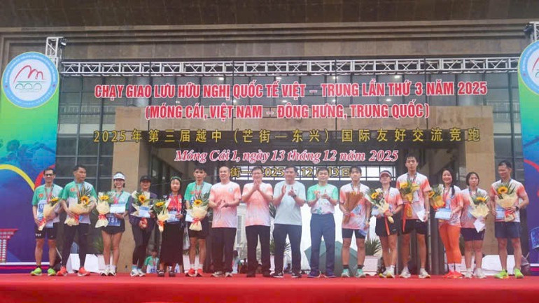 គណៈកម្មាធិការរៀបចំការប្រកួត បានប្រគល់មេដាយអនុស្សាវរីយ៍ និងរង្វាន់ដល់អត្តពលិកឆ្នើម។ chay-3.jpg