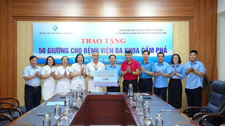 Lãnh đạo Công ty Kho vận và Cảng Cẩm Phả-Vinacomin và Văn phòng đại diện Báo Nhân Dân tại Quảng Ninh trao tặng giường bệnh cho Bệnh viện Đa khoa cẩm Phả. bv-1.jpg