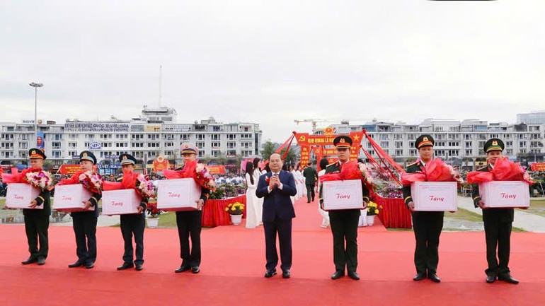 Bí thư Tỉnh ủy Quảng Ninh Quản Minh Cường tặng quà, chúc mừng các đơn vị nhận quân.