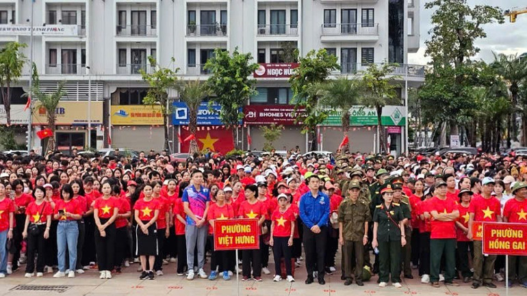 Đông đảo nhân dân tham gia Chương trình" Cùng Việt Nam tiến bước" tại Quảng trường 30/10, tỉnh Quảng Ninh sáng ngày 16/8. db-6.jpg