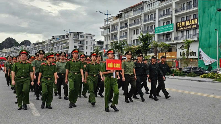 Lực lượng Công an Quảng Ninh tham gia chương trình" Cùng Việt Nam tiến bước". db-5.jpg