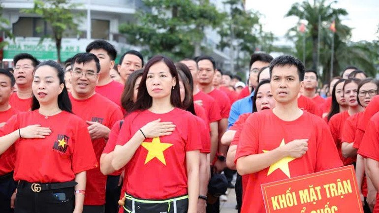 Sự xúc động và tự hào thể hiện trên từng khuôn mặt của người dân Quảng Ninh. db-3.jpg