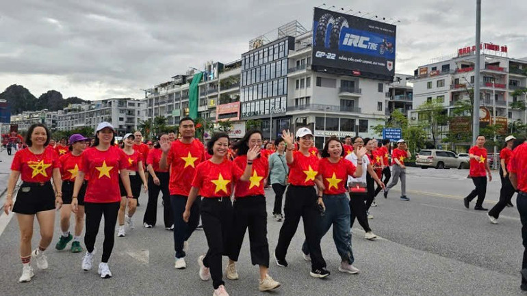 Chương trình" Cùng Việt Nam tiến bước" để lại ấn tượng tốt đẹp trong lòng người dân Quảng Ninh. db-7.jpg