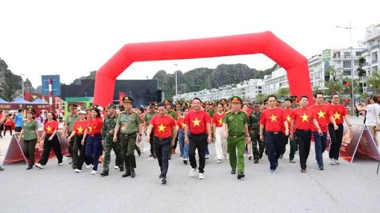 Các đồng chí lãnh đạo tỉnh và các sở, ban, ngành, lực lượng vũ trang tham gia chương trình" Cùng Việt Nam tiến bước". db-2.jpg